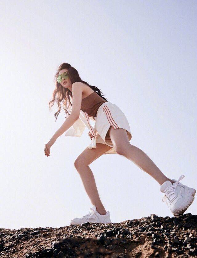 徐冬冬|张天爱晒照引热议，被指秀身材没底线，徐冬冬不打擦边球也很猛