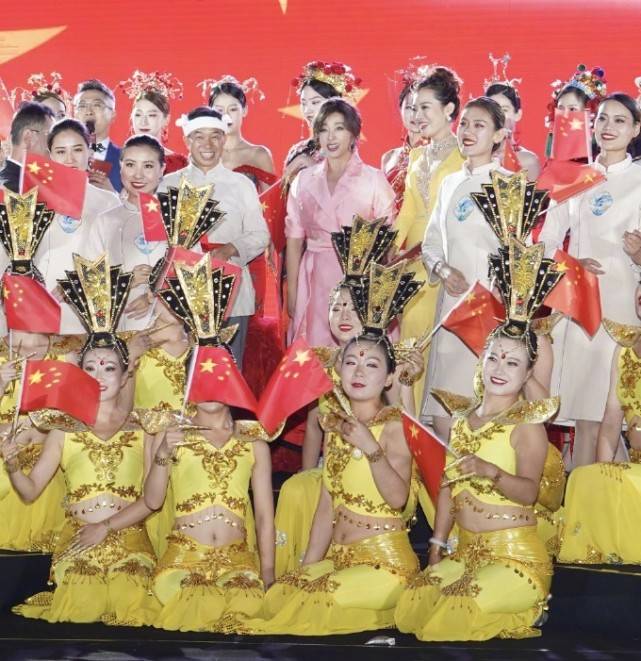 芭比|65岁刘晓庆参加活动，穿芭比粉风衣长裙，比年轻主持人还有气势