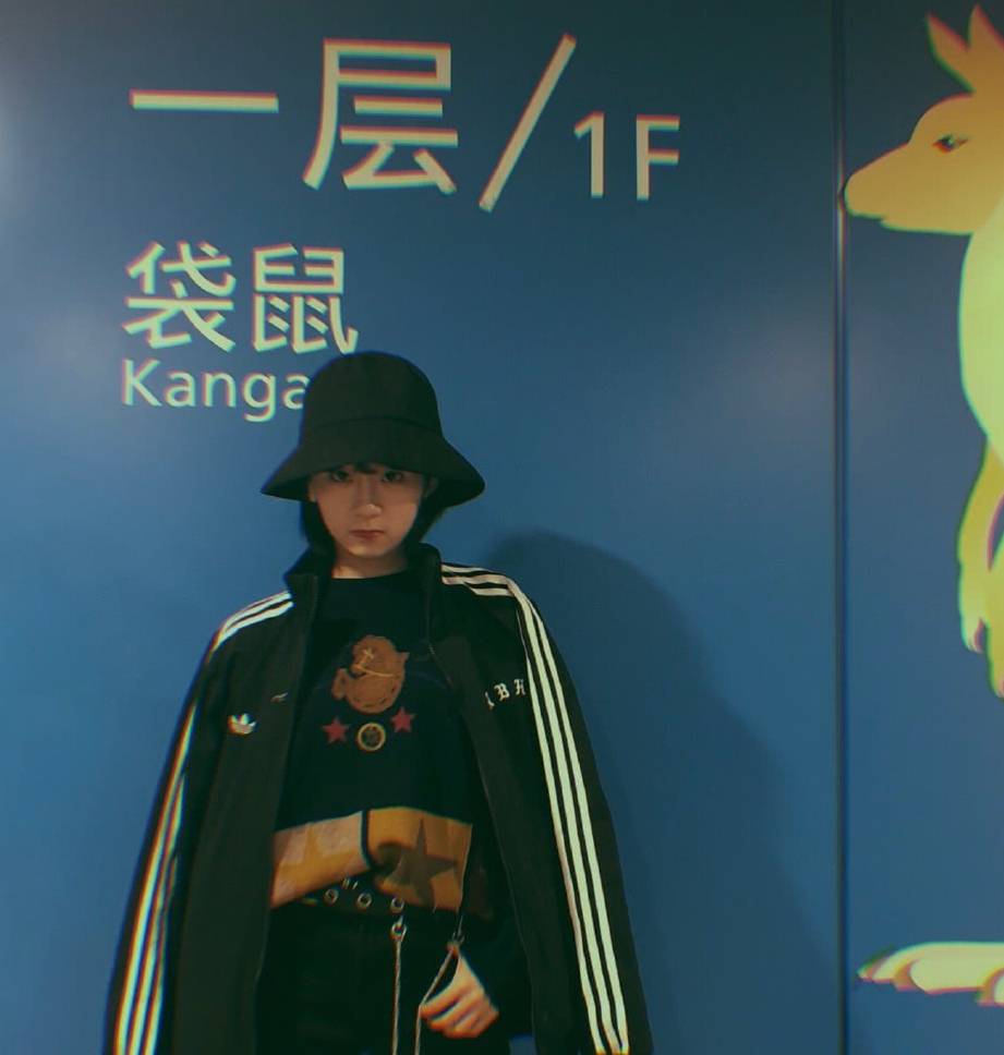 袜子|“小豆子”李子璇太萌了！穿背带裤可爱摆拍，袜子还“穿错”颜色