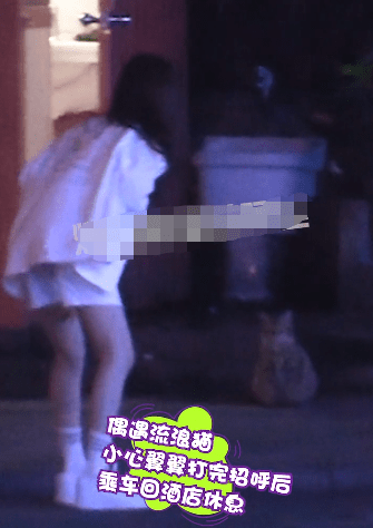 李小璐与友聚会获年轻男子全程陪同,喝水都要别人递