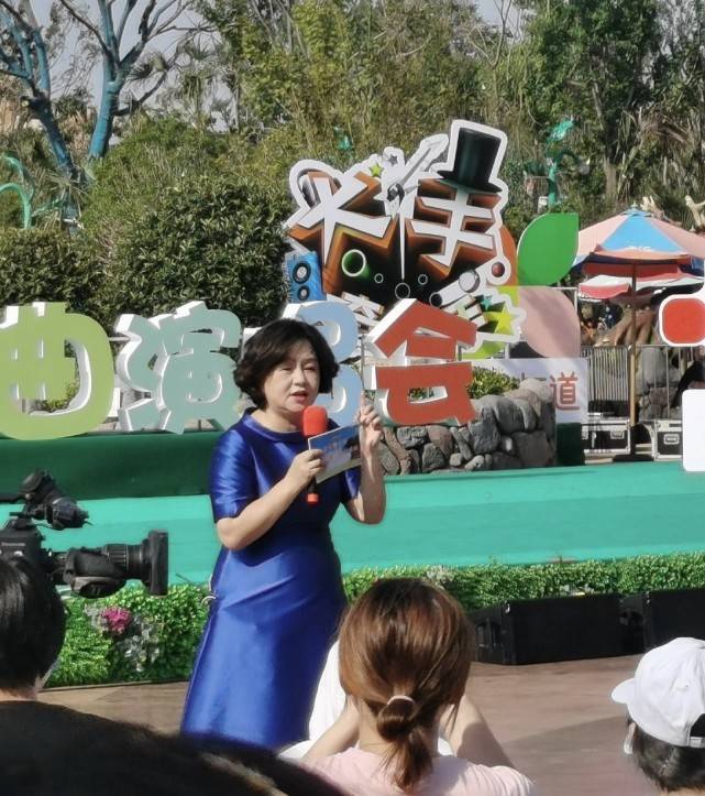 鞠萍|倪萍、鞠萍两位姐姐同框：俩名嘴汇聚一堂，54岁鞠萍越来越有韵味