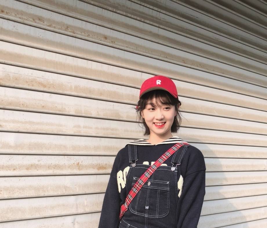 袜子|“小豆子”李子璇太萌了！穿背带裤可爱摆拍，袜子还“穿错”颜色