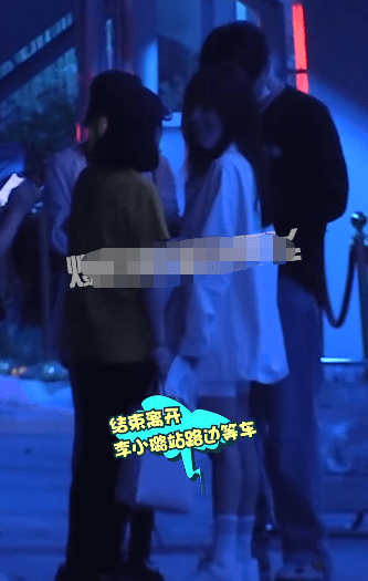 李小璐与友聚会获年轻男子全程陪同,喝水都要别人递