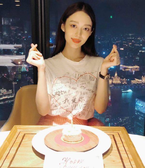 郎朗|又被吉娜美到！穿“无痕裙”大胆露面，同行郎朗的眼神亮了