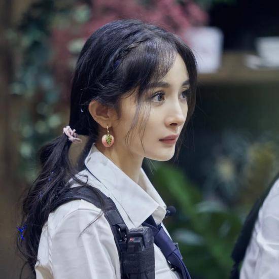 杨幂|靠一根发圈就变得又潮又粉嫩 杨幂也太会了吧