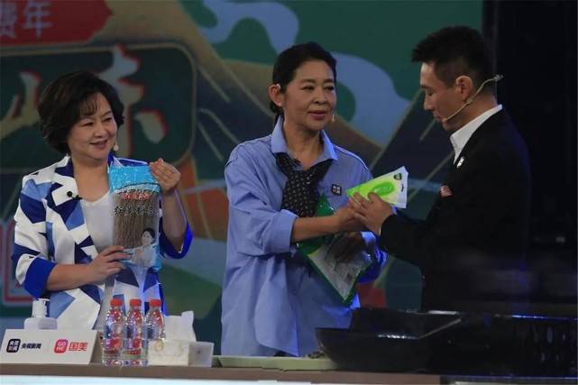 鞠萍|倪萍、鞠萍两位姐姐同框：俩名嘴汇聚一堂，54岁鞠萍越来越有韵味