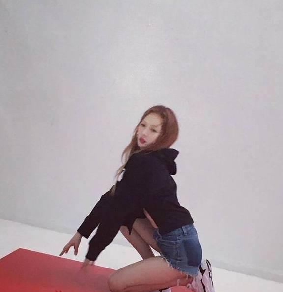 线条|“小野马”金泫雅在线性感，超短热裤上身，大长腿无处安放