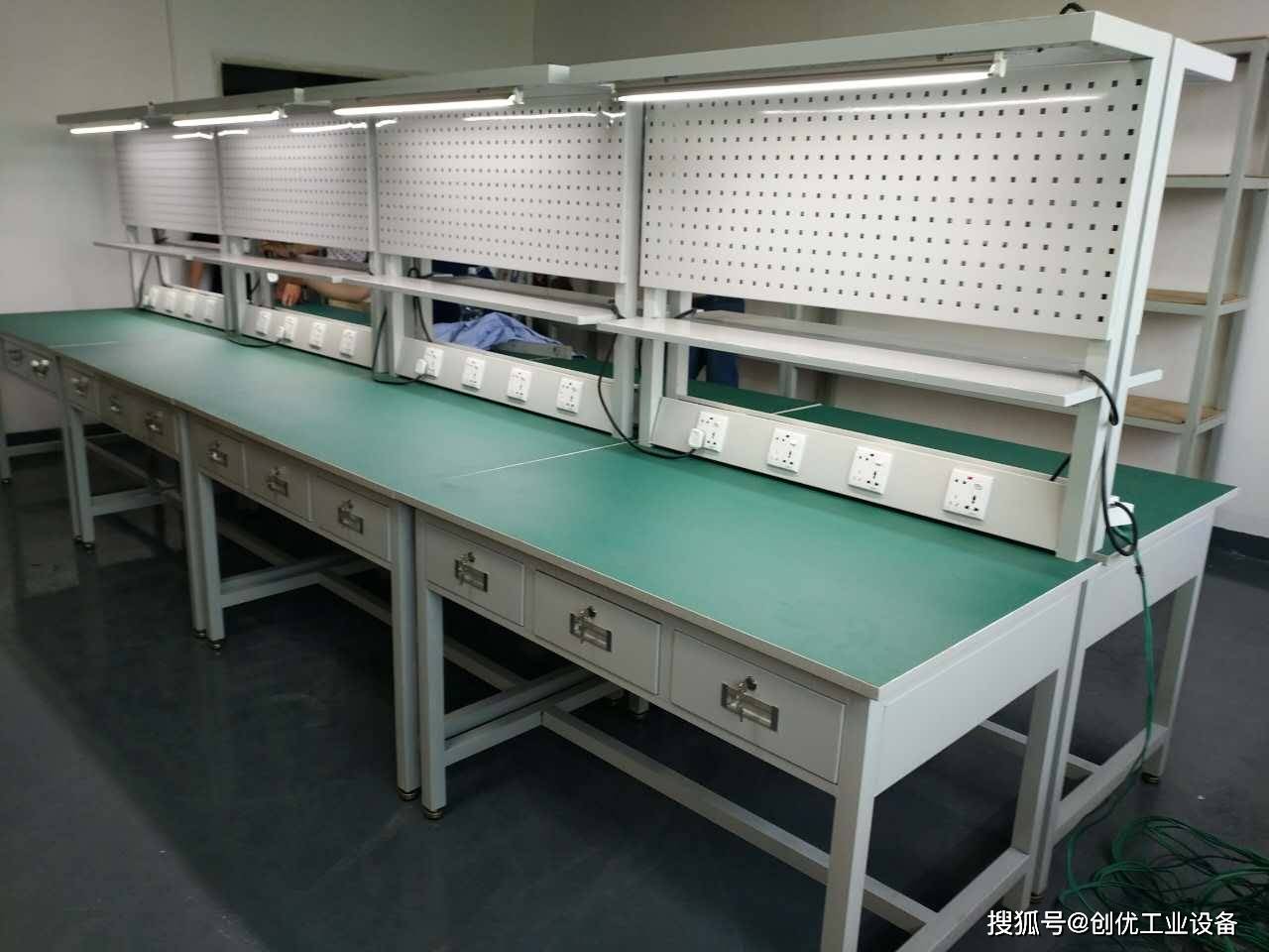 重型钳工台结构特点 产品名称:重型工作台 产品规格:1500*750*800mm