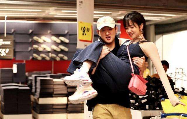 网友|原创前有海陆，后有陈小纭，于小彤为何对姐弟恋情有独钟？