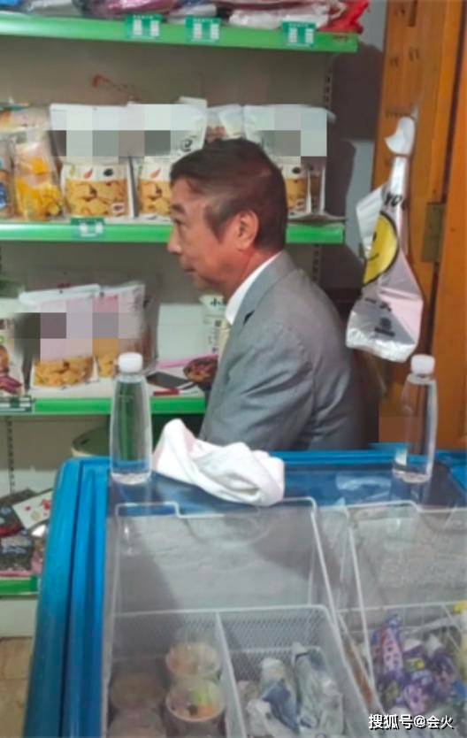 孙子|原创62岁冯巩演出竟也会紧张？候场沉默不语一动不动，身上西装皱皱巴巴