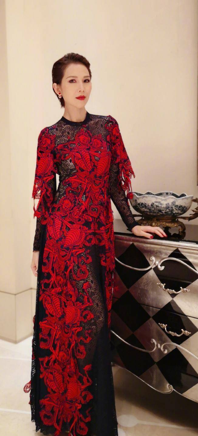 蔡少芬|蔡少芬和朱茵姐妹同框，都穿红色系裙子，一高一低好可爱