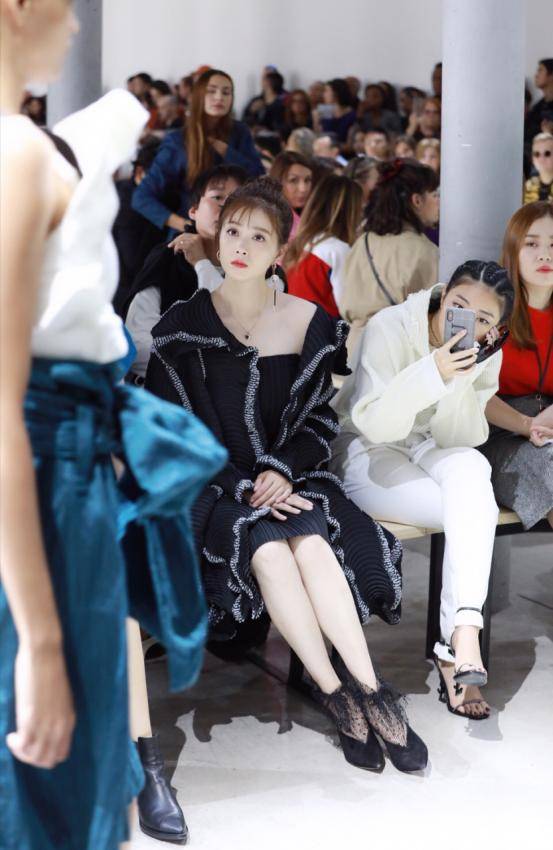 高调|蒋欣瘦下来好美,身穿黑色针织衫高调秀身材,“小鸟腿”好抢眼