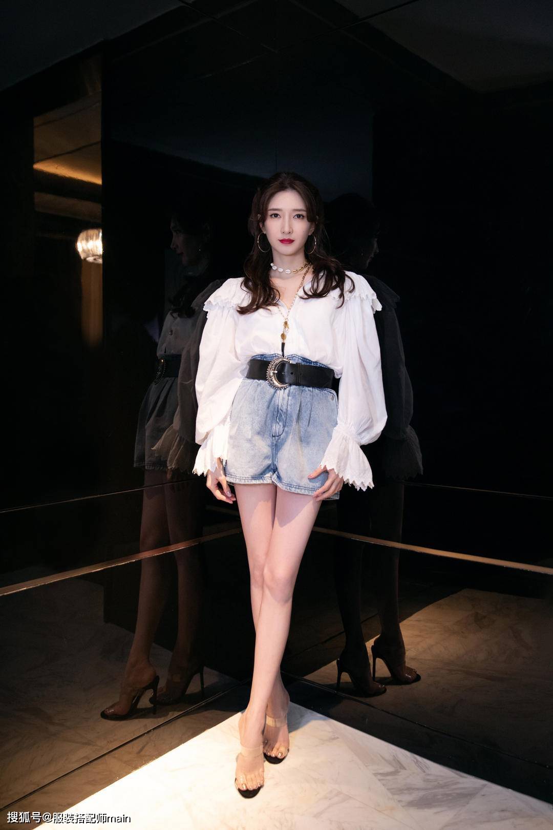 真会|江疏影过生日真会玩！穿露脐装配短裤跳舞，秀小蛮腰身材火辣惹眼