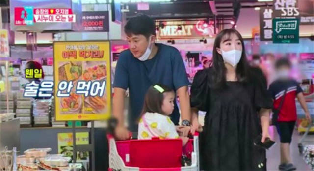 韩国明星夫妇带女儿逛超市,不戴口罩被网友骂惨了