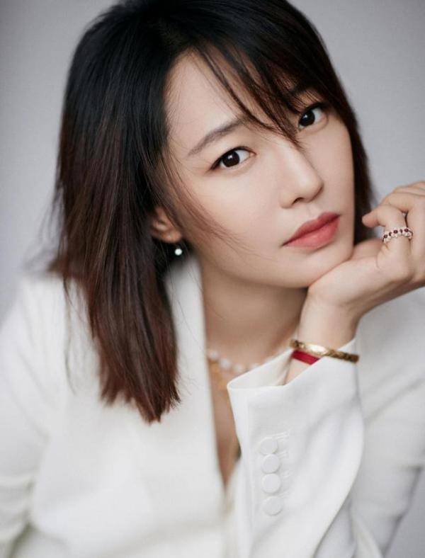 白百何|白百何也走“女总裁”路线了，身穿白色西装配阔腿裤，干练又时髦