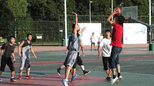 操场|为啥大学操场总那么多人？4个原因大一新生要知道，别留下遗憾