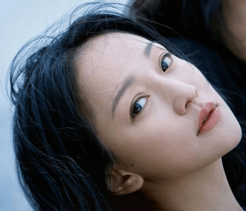 周迅颜值下跌严重,脸部泛红皱纹明显
