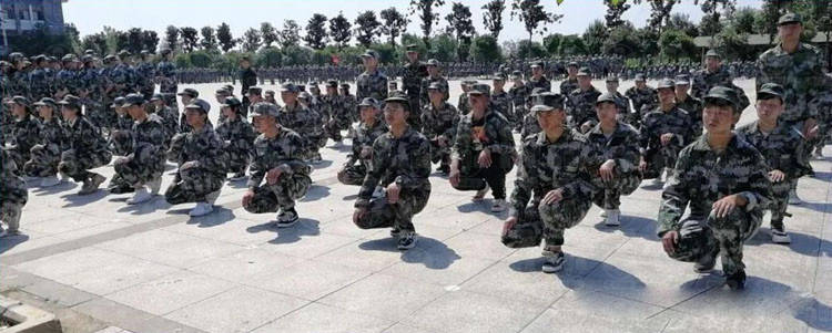 消息资讯|磨意志 铸品格 展新貌——邓州市翰林实验学校举行2020级高一新生军训汇演