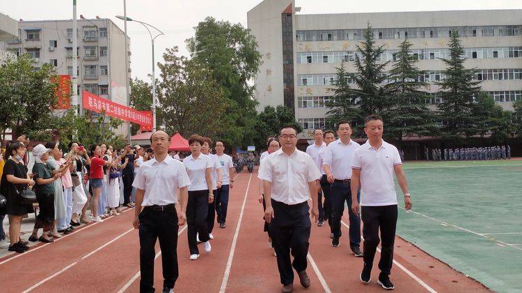 驻马店市第二初级中学南北两区同时举行了第35届少年警校的闭营仪式