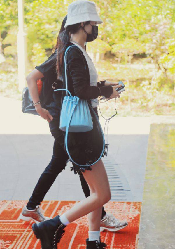 柯基|天不怕地不怕，就怕赵丽颖穿马丁靴？别人穿显腿细，她却秀出柯基腿