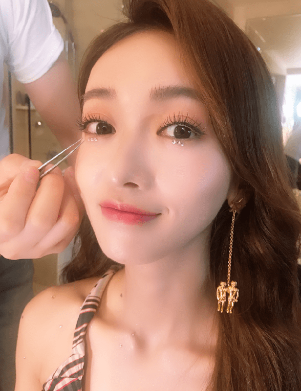 完都|吴谨言假睫毛被说太假？近距离看完都安静了，网友：远观才是真的美