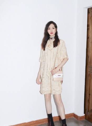 服装|唐嫣愈发会穿搭，杏色雪纺裙好看减龄，这双腿细到没朋友