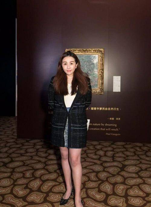何超盈头顶扎个小啾啾,像个大妈强行装嫩的样子!