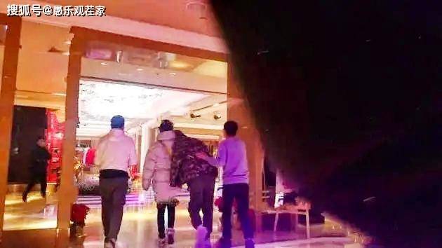 美女|原创王凯匆忙赶路被拍，原来是与两位美女聚餐，网友猜测其有新恋情