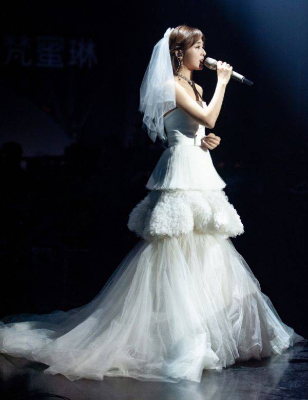 形象|“水蜜桃身材”又添一员！看张含韵穿修身裙后：懂了她翻红原因