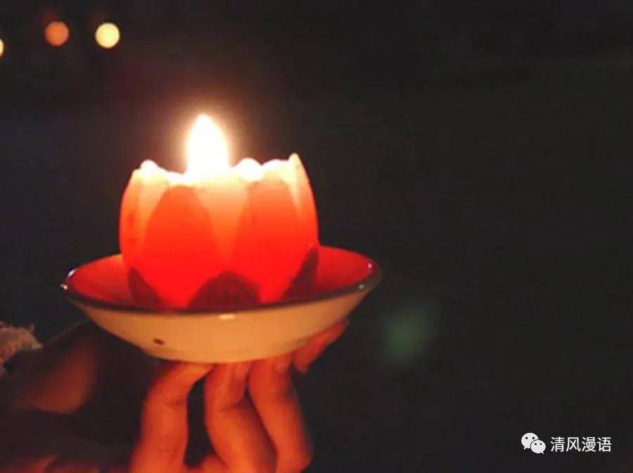 中元节, 点燃蜡烛,闭上眼睛, 低下头,双手合十, 让我们深切的缅怀