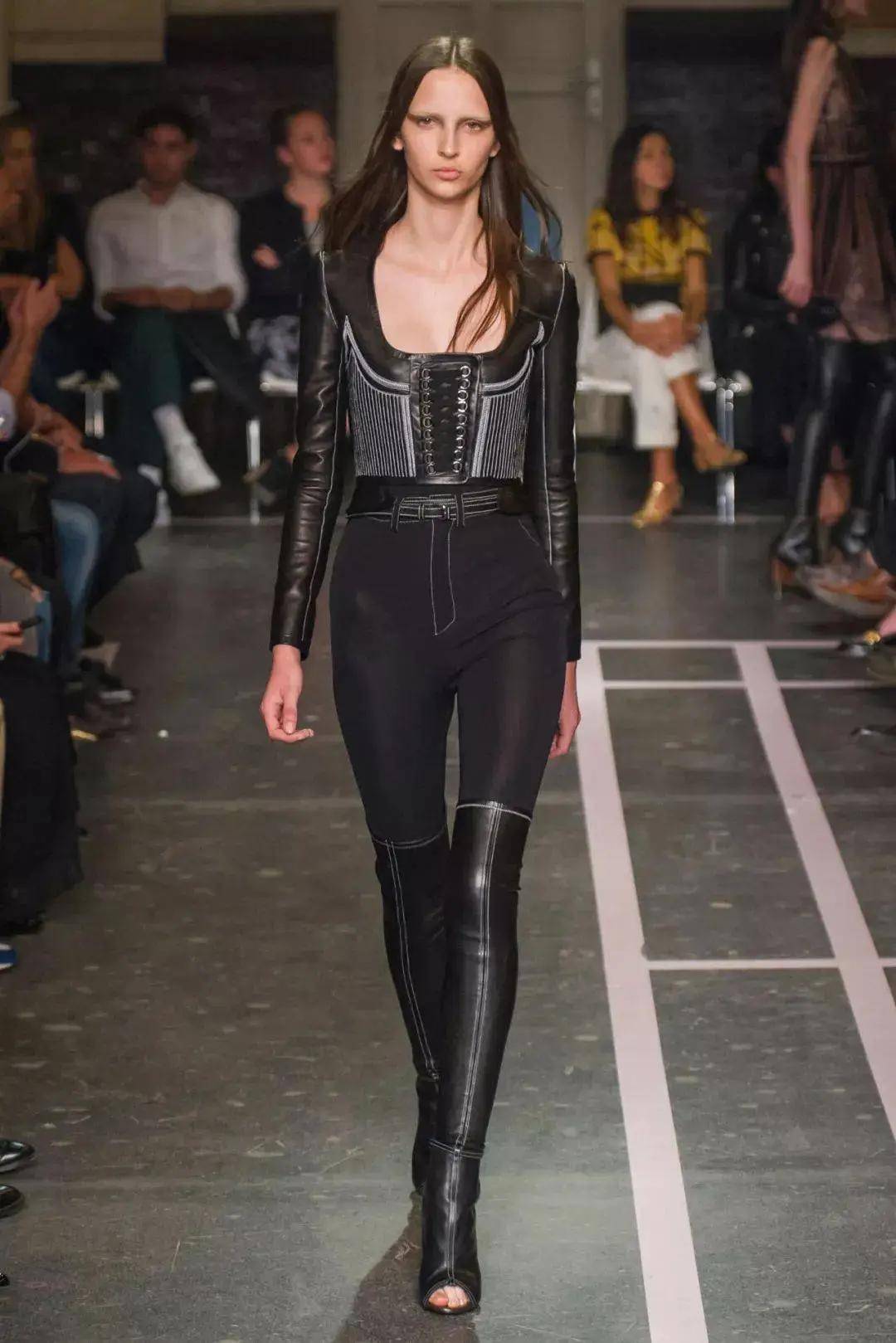 服装|设计灵感 |神秘暗黑的哥特风格