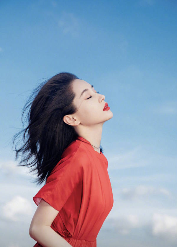 显高|王子文长发造型甩掉路人感，格纹连衣裙显气质又显高，小个子必看！