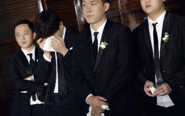 婚礼|原创邓伦当伴郎高清照曝光，婚礼上哭成泪人，拿纸巾擦眼泪变小哭包