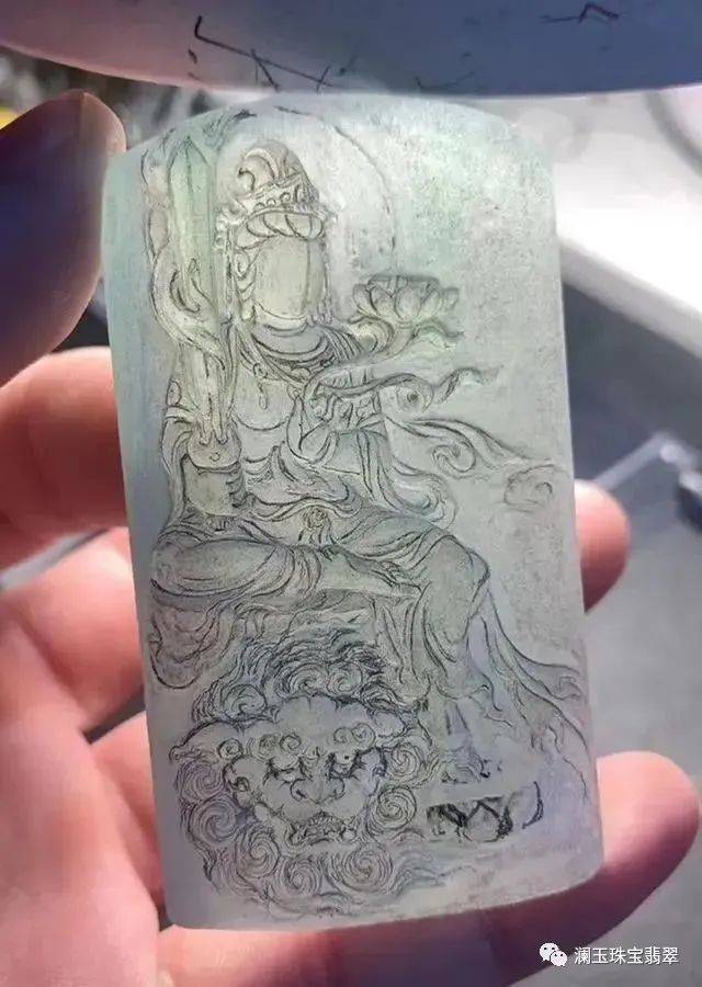 雕刻技法上通常是使用浅浮雕,既不浪费珍贵的玉料,又能让图案线条清晰