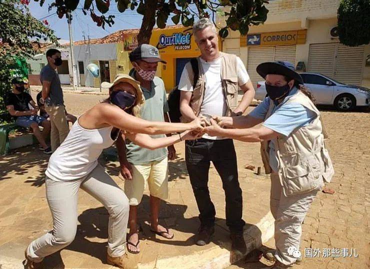 陨石|小镇突降大量陨石，一块最高价值18万元，有人因此“暴富”