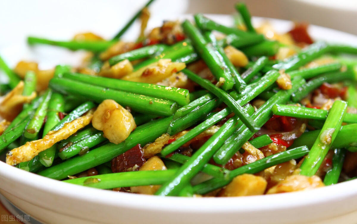 家常炒菜时,菜品出锅盛盘后,黯淡无光,缺乏色泽,可能是以下几个方面没