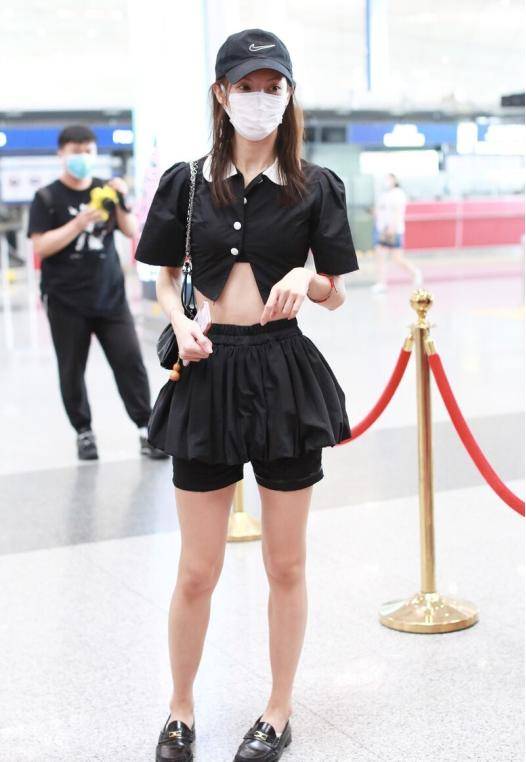 金晨舞蹈没白练,穿紧身裤秀"直线腿",身材曲线不输专业模特