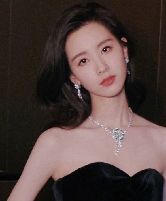 休闲风|“校园女神”陈都灵街头拍摄，休闲风着装加黄色帽子，超小清新