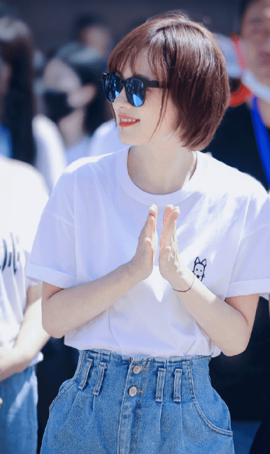 广告|孙俪一袭红裙拍广告，皮肤白嫩似剥了壳的鸡蛋，灵动活力如小姑娘