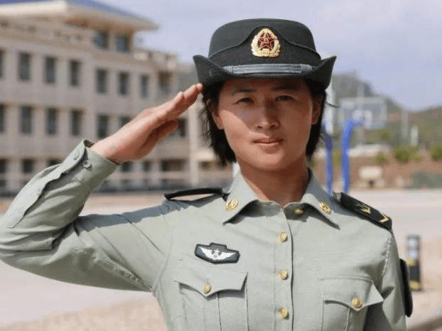 我军第一位女士官长,总部为她单独设计军装,住房也讲究不少?