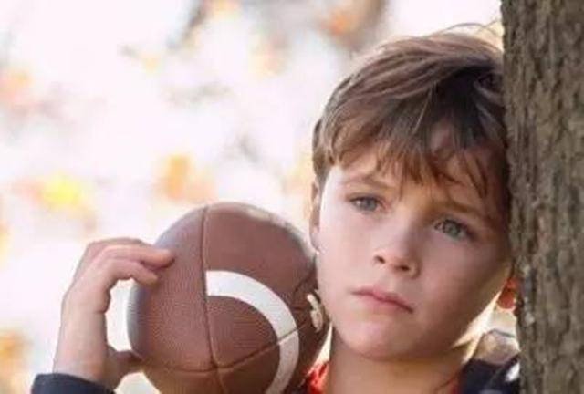 孩子|出现了这8个征兆，说明孩子内心很自卑，家长及时引导很关键