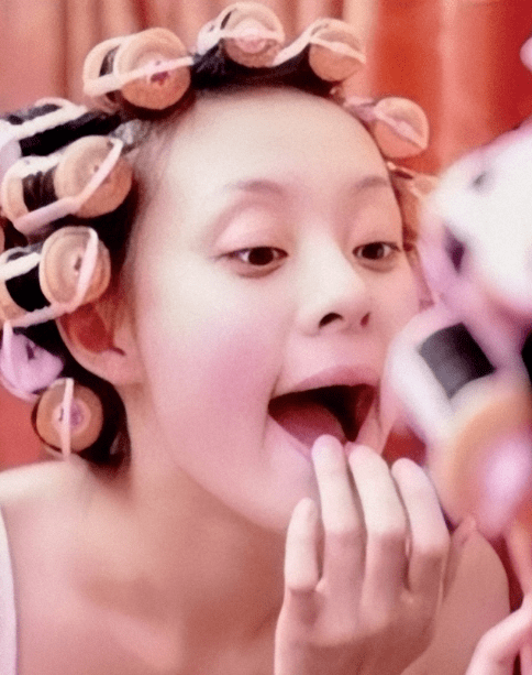 广告|孙俪一袭红裙拍广告，皮肤白嫩似剥了壳的鸡蛋，灵动活力如小姑娘