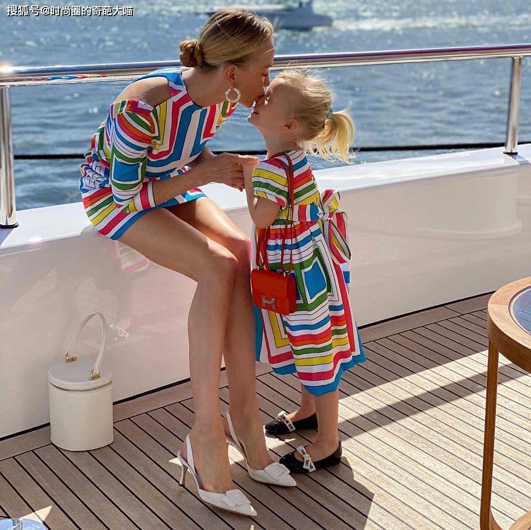 身材|39岁辣妈连身材都胜人一筹，跟人形芭比似的，集优雅与帅气于一身