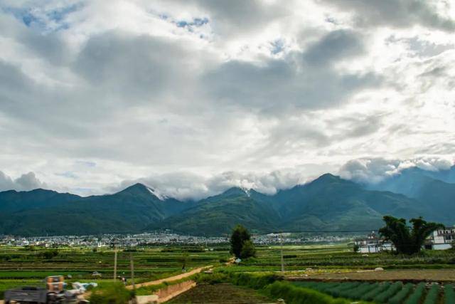 原创云南大理苍山呈水墨画烟雨笼罩的洗马潭犹如人间仙境