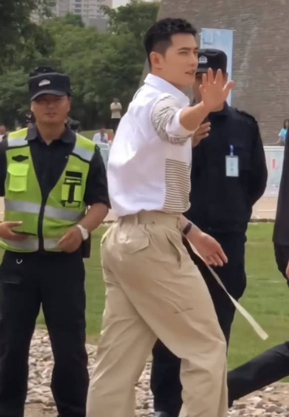 工装裤|“气泡工装裤”别穿，杨洋穿后一条腿等于女星三条腿，巨粗