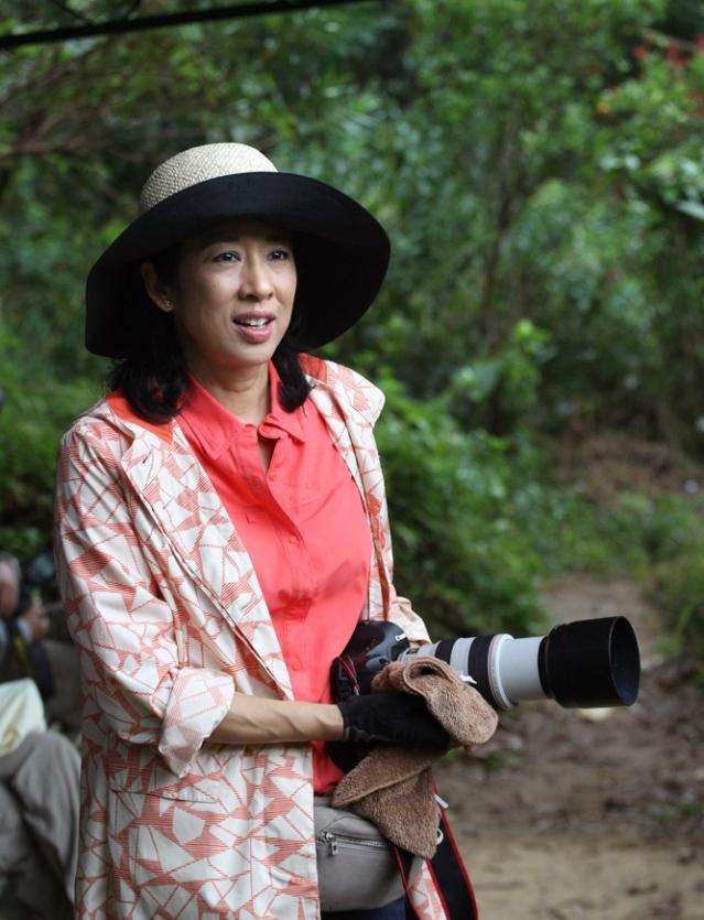 肤色|朱玲玲在街头穿着廉价衣服，肤色蜡黄又粗糙，俨然一个普通老人！