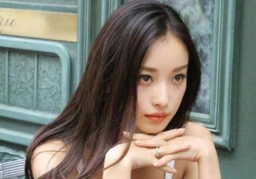 飞机场的女演员 ac1b381dbc97482c82ff7a8b25d3d1ad.jpeg