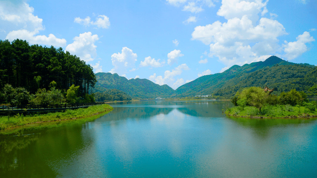 凤凰湖,相传铁拐李云游此地,以一汪清泉涌聚而成_德兴