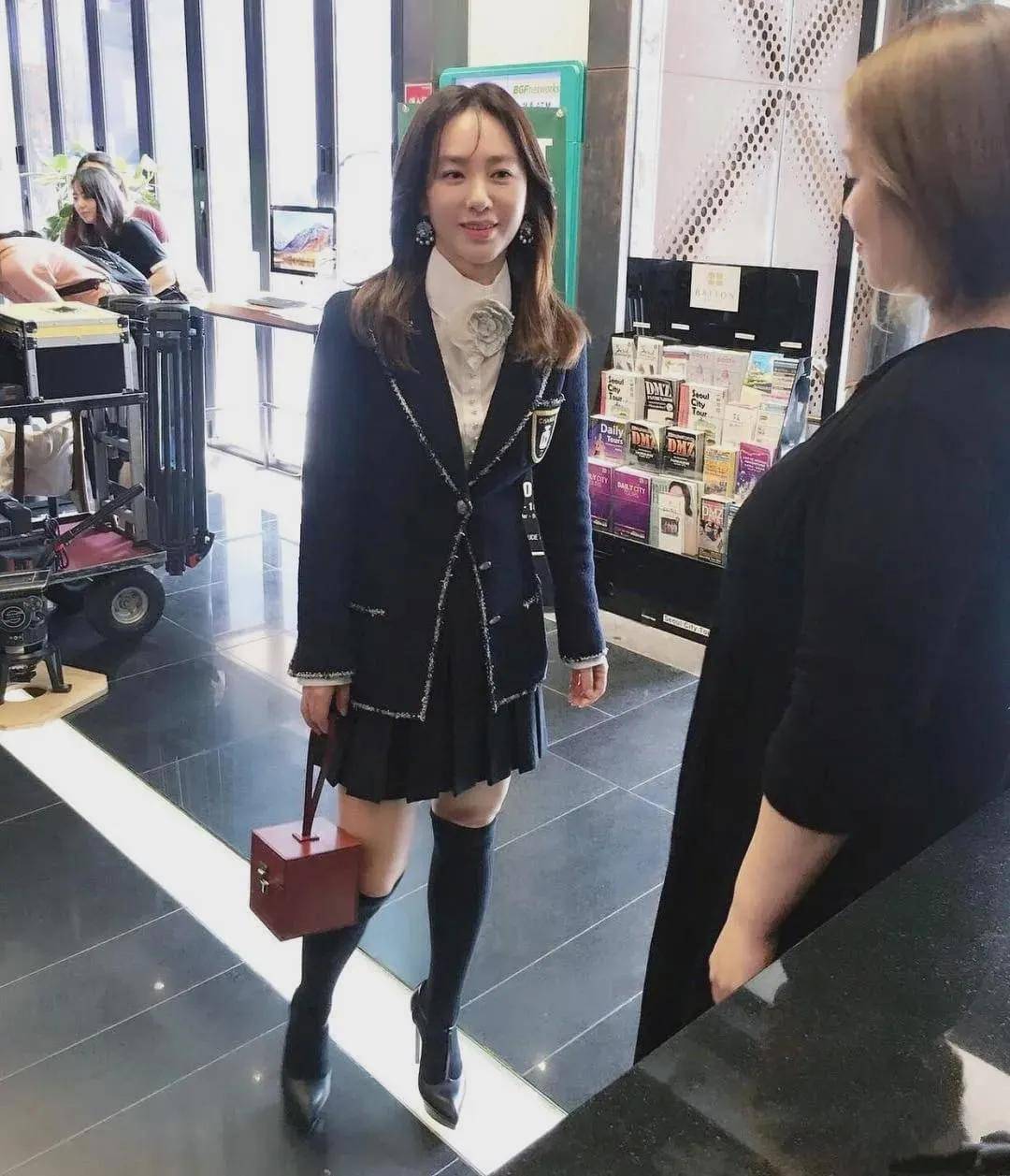 富豪|48岁照样演少女？！还被富豪疯狂追求上热搜，她段位太高了...