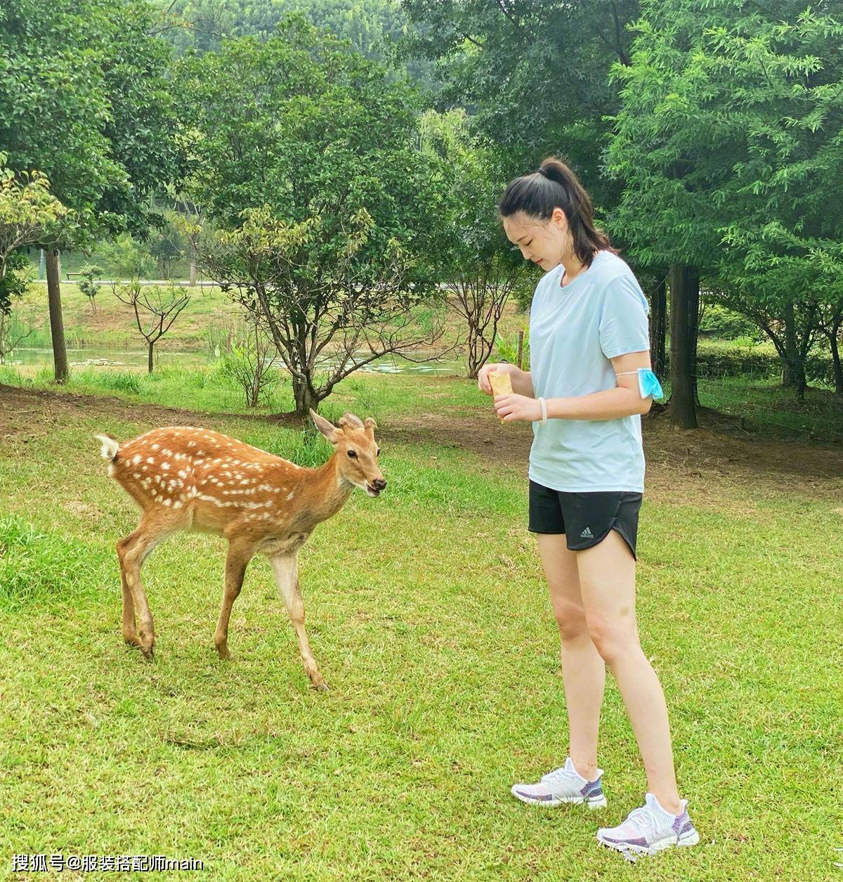 全靠|惠若琪真不适合紧身裤，搭配条纹衬衫暴露真实腿型，全靠气质硬撑